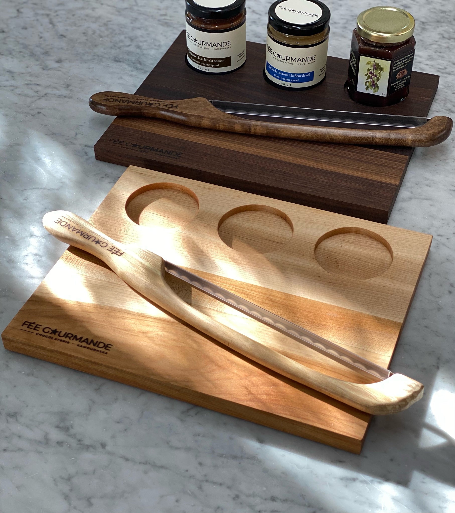Planche de bois et couteau à pain